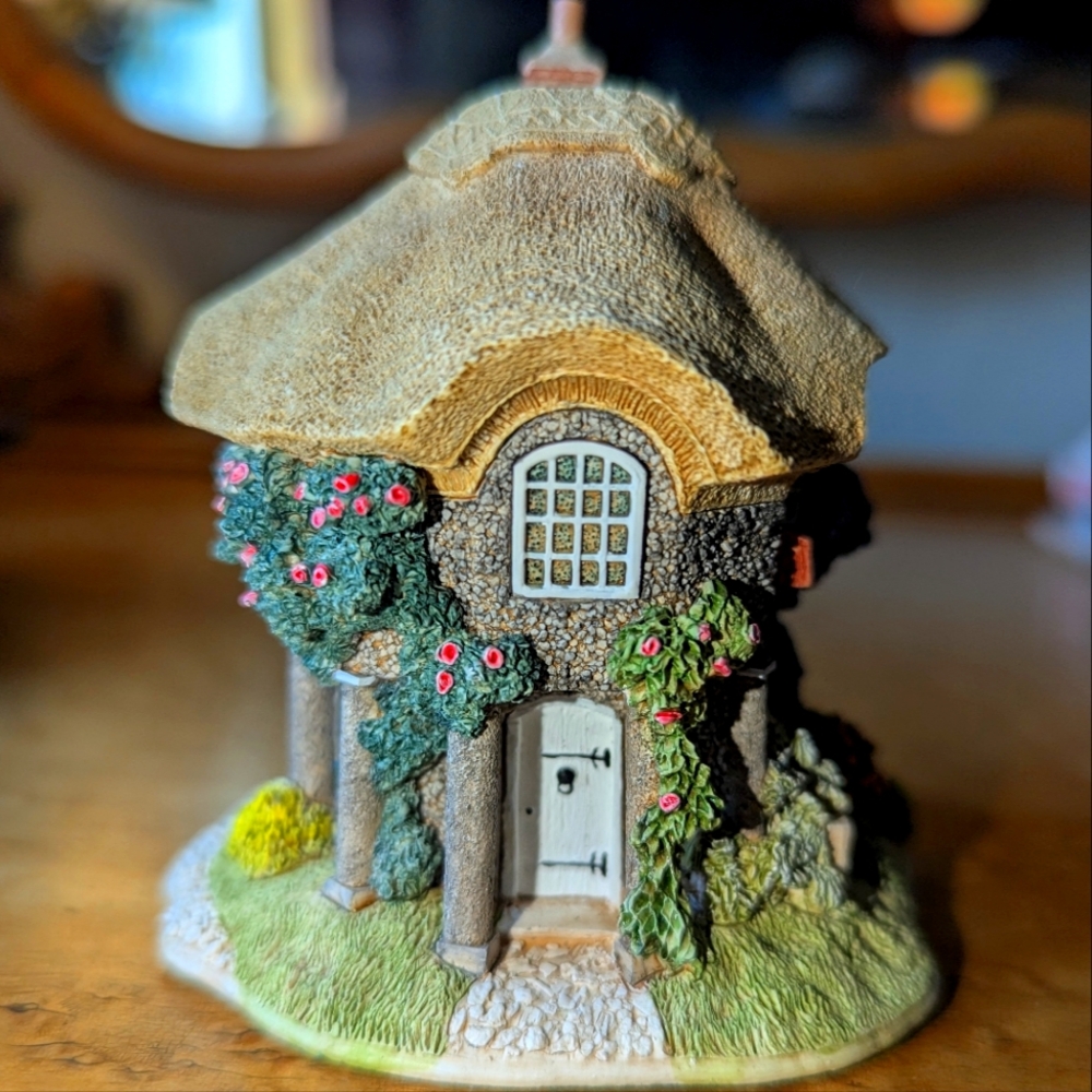 VINTAGE Lilliput Lane Cottages - "Walton Lodge", *Mint Condition*